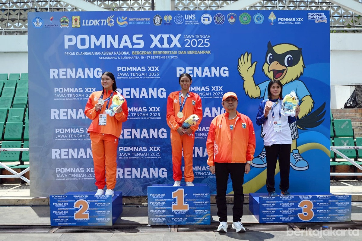 Atlet Renang DKI Jakarta mempersembahkan medali emas di ajang POMNas XIX