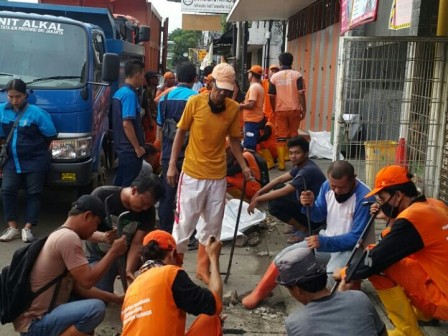 AKMP di RW 02 Kebon Manggis Membuat Sodetan Saluran