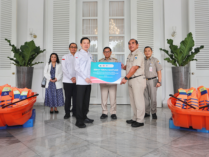 Pramono Terima Bantuan Perahu dari Chandra Asri Group untuk Penanganan Banjir