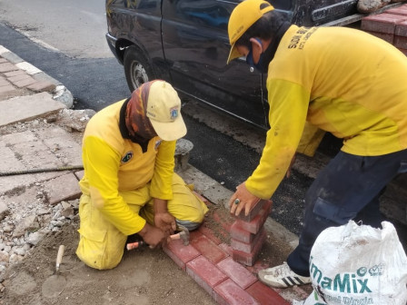 Sudin Bina Marga Jaksel Perbaiki Trotoar di Jalan Mampang Prapatan Raya