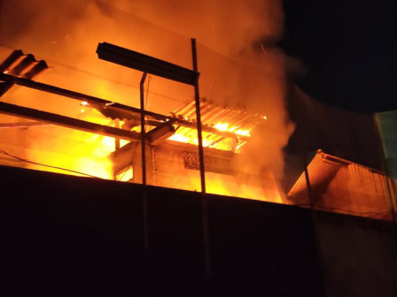  16 Unit Pemadam Atasi Kebakaran di Kelurahan Jati 