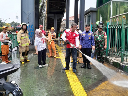 Trotoar di Jalan Raya Pasar Minggu Dibersihkan