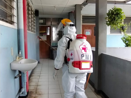 Kantor Kelurahan Duri Selatan Disemprot Disinfektan 