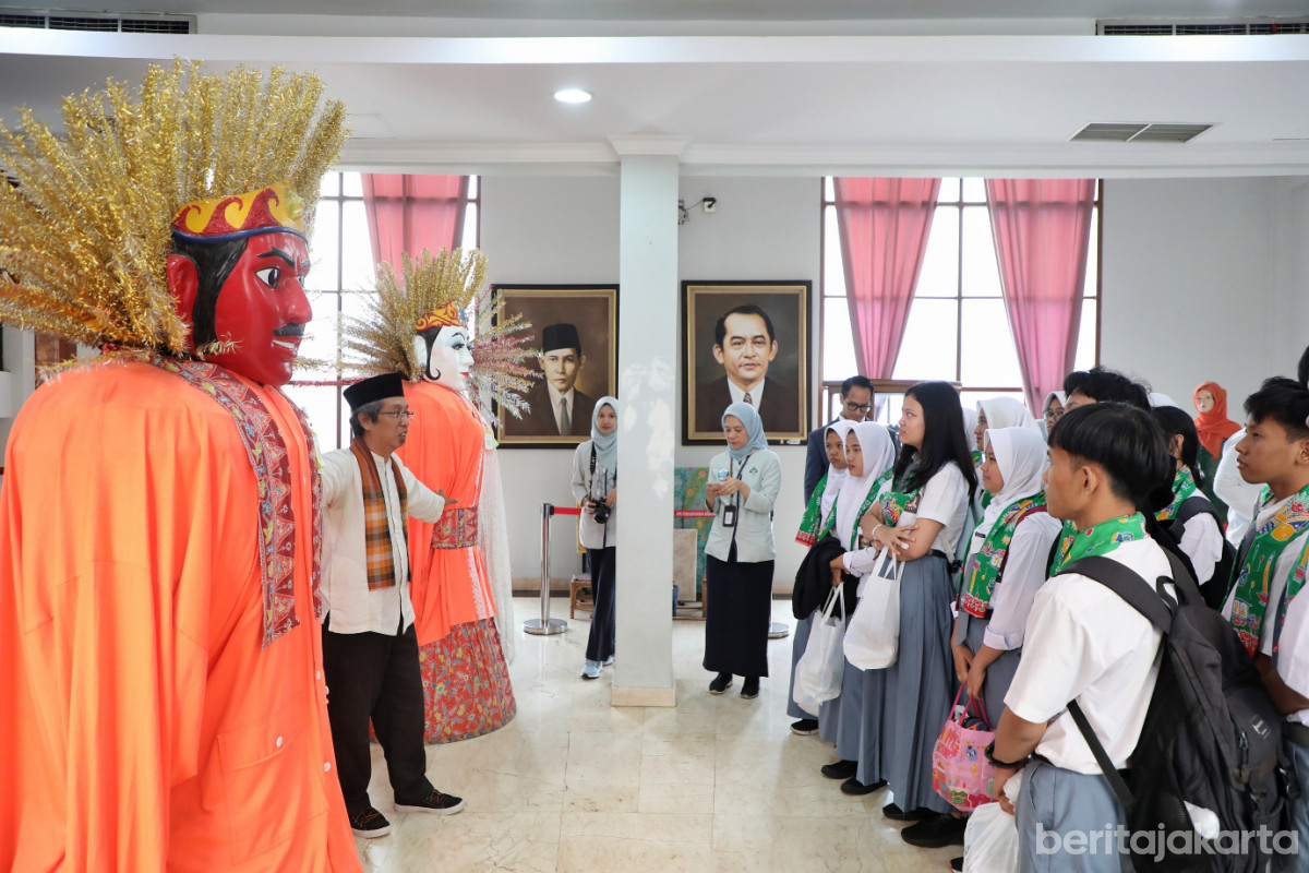 Peserta didik sedang mendengarkan penjelasan terkait kebudayaan Betawi