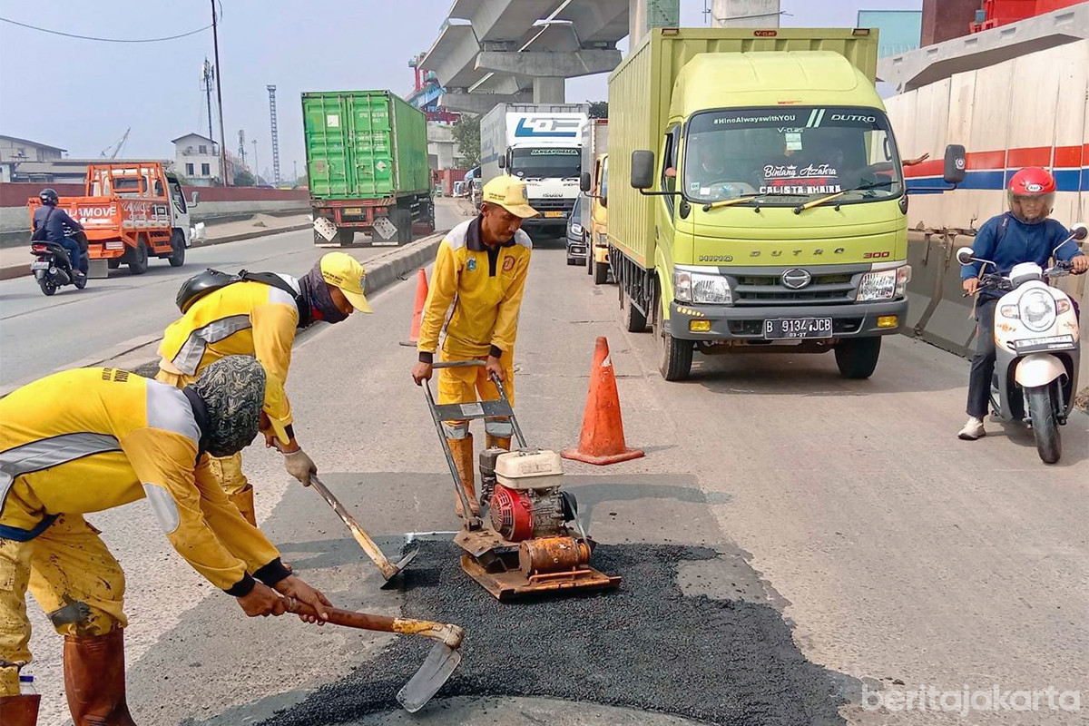 Petugas Bina Marga memperbaiki jalan rusak di Jakarta Utara