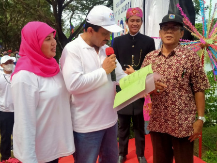 Pencanangan HUT Jakarta ke 495, Anwar Bagikan 1.200 Sertifikat Tanah