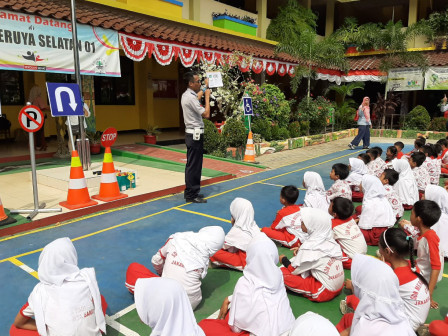 200 Siswa SDN 01 Meruya Selatan Diajarkan Tertib Lalu Lintas