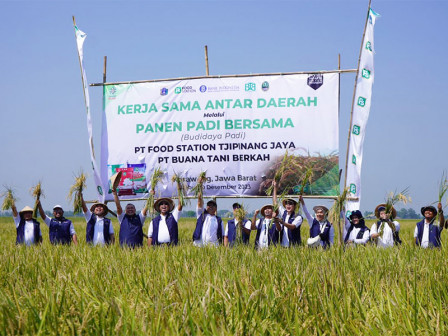  Food Station dan Gapoktan Panen Padi Bersama di Karawang