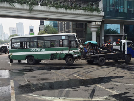 Bus Kopaja Terbalik, Satu Orang Meninggal Dunia 