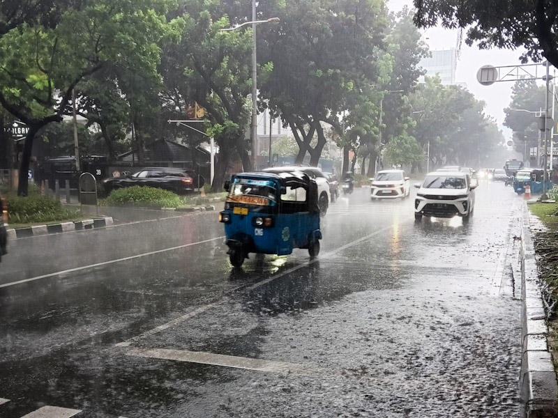 https://multimedia.beritajakarta.id/photo/2014_508c75c8507a2ae5223dfd2faeb98122/Cuaca hujan 15062025
