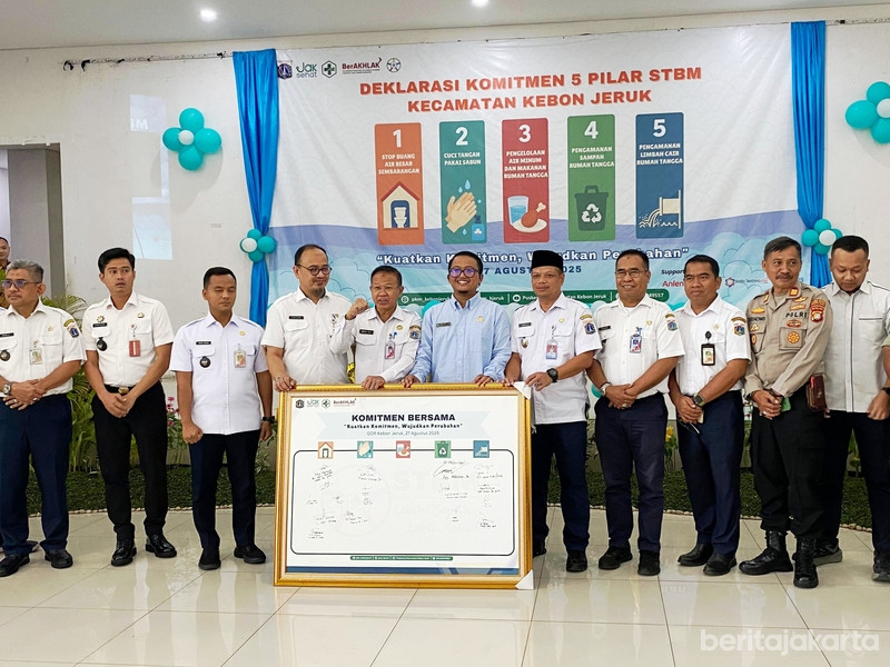 Jajaran Kecamatan Kebon Jeruk melakukan deklarasi komitmen Sanitasi Total Berbasis Masyarakat (STBM)