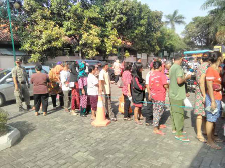 Warga Taman Sari Serbu Pasar Daging Murah