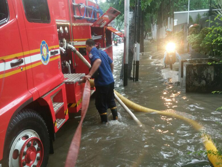 Genangan Setinggi 50-60 Cm di Pejaten Barat Disedot