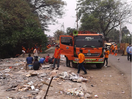 15 Truk Sampah diangkut Dari Penertiban Di Pondok Pinang