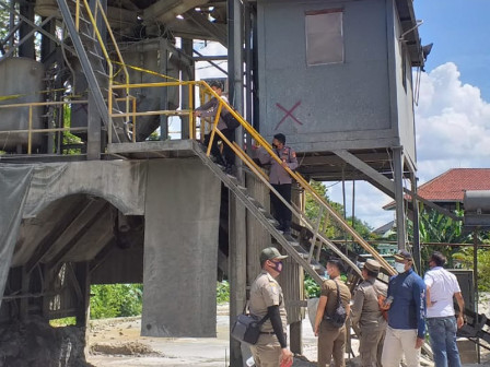 Satpol PP DKI Bongkar Usaha Batching Plant di Jl TB Simatupang