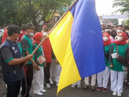 Ribuan Warga Kayu Manis Antusias Ikuti Jalan Santai Sambil Pungut Sampah