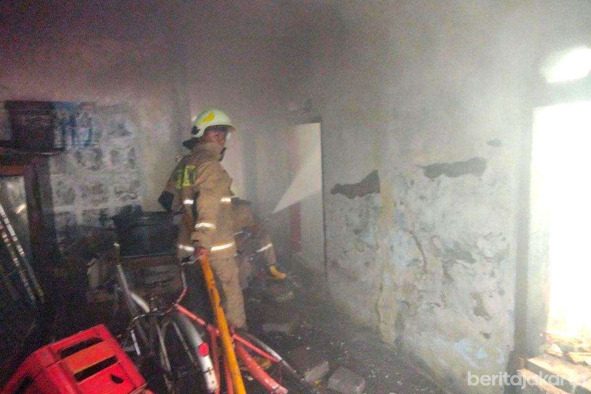 Petugas memadamkan kebakaran rumah tinggal di Jalan Mahoni