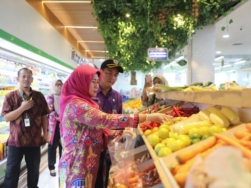 Puluhan Personel Gabungan Sidak Produk Pangan di Pasar Modern di Jaktim