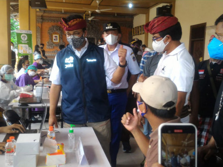 Gubernur DKI Jakarta Kunjungi Vaksinasi di Pura Agung Widhya Mandala
