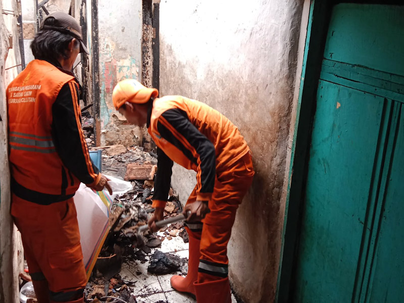  14 PPSU Bersihkan Puing Sisa Kebakaran di Cililitan 