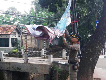 Ratusan Reklame di Pancoran Kembali Ditertibkan