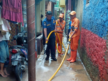 Petugas dan Warga Bersihkan Sisa Genangan di Kelurahan Kebon Baru
