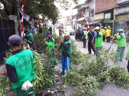 Pemkot Jakbar Gelar Gerebek Sampah di Pasar Rawa Belong