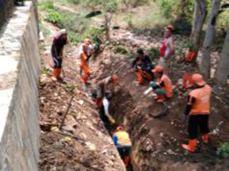 Sedimen Saluran Di Ulujami Dikeruk