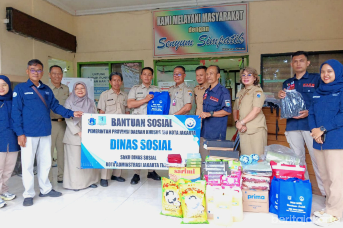 Sudin Sosial Jaktim Berikan Bantuan Penyintas Kebakaran di Ciracas 