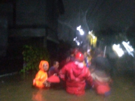 50 Personel Gulkarmat Atasi Banjir di Ciracas dan Cipayung	