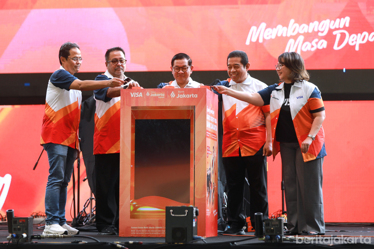 Penekanan tombol tanda peluncuran Kartu Debit Visa Bank Jakarta