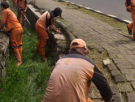Saluran dan Tali Air di Jalan Metro Pondok Indah Dibersihkan 