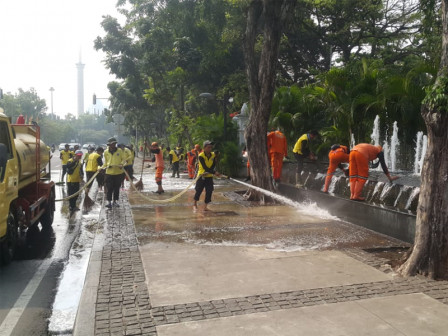  PPSU Gambir Bersihkan Pedestrian Kawasan Monas 