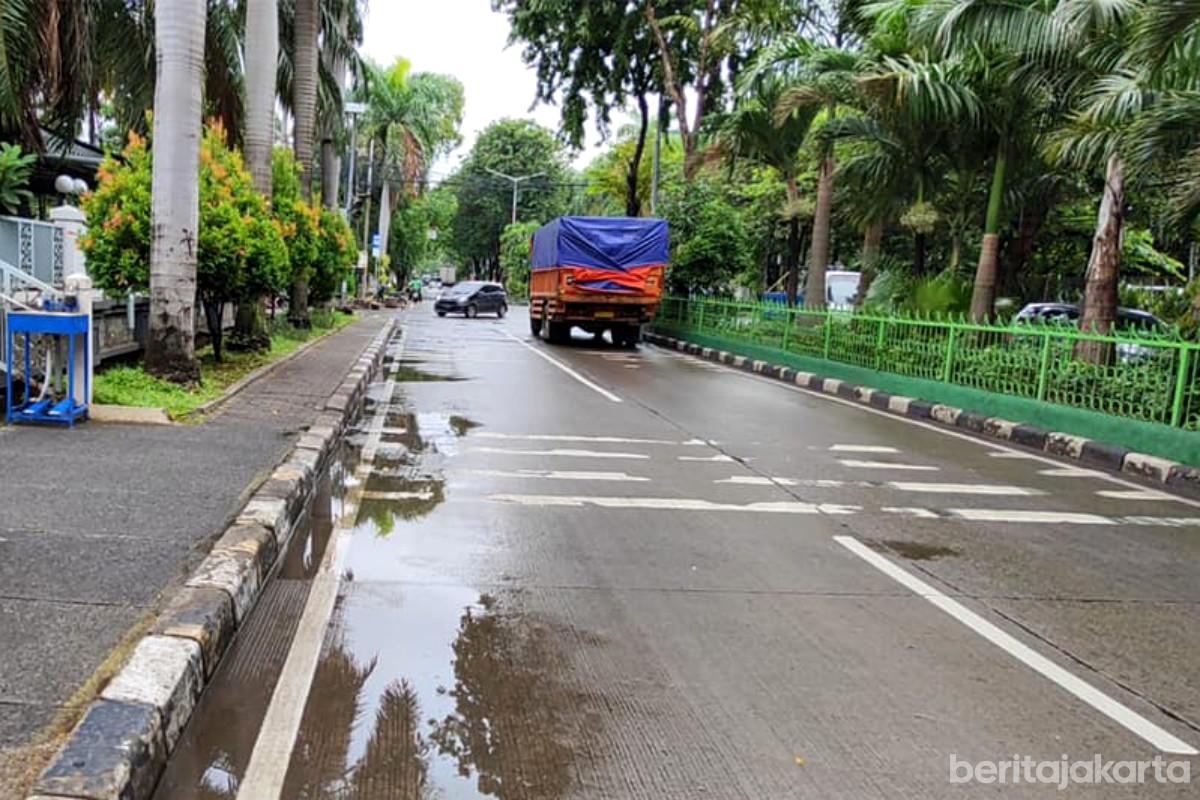 https://multimedia.beritajakarta.id/photo/2014_508c75c8507a2ae5223dfd2faeb98122/Genangan di sejumlah wilayah Jakarta dipastikan surut