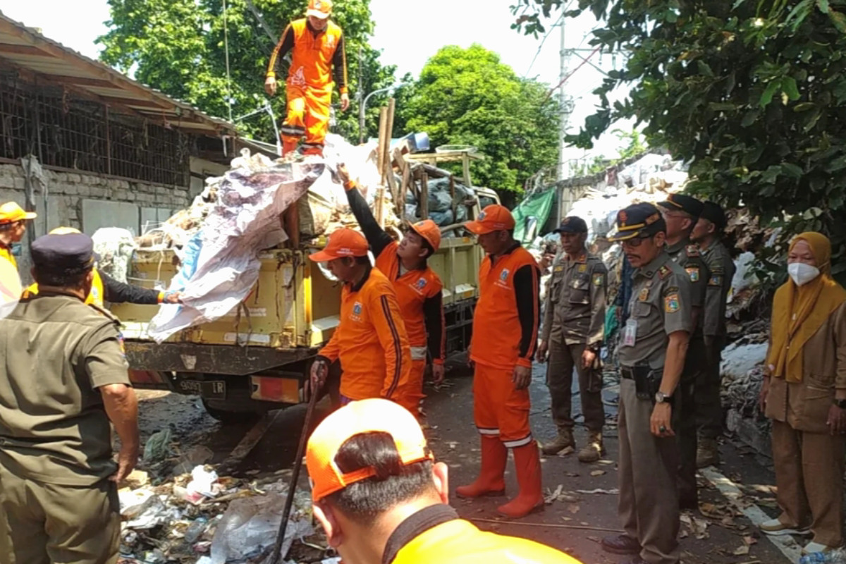 PPSU - Satpol PP Kemayoran Gelar Penertiban Lapak Pengepul Barang Bekas 