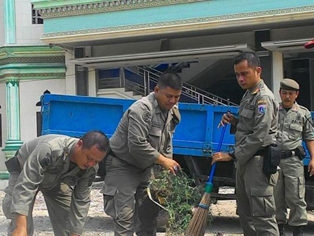 Ratusan Satpol PP Jakut Kerja Bakti Bersihkan Masjid