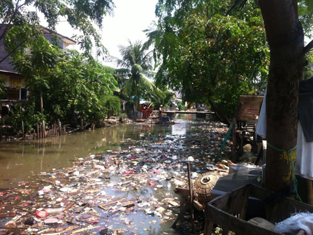 Paska Banjir Kali Cakung Lama Dipenuhi Sampah