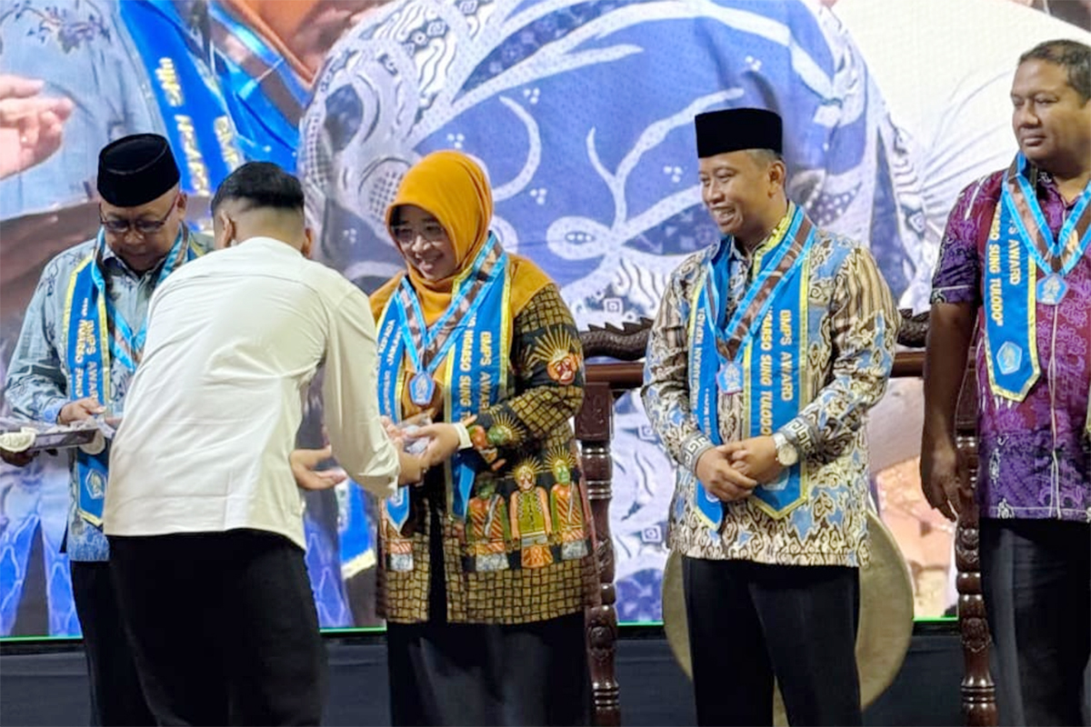 Kepala Dinas Pendidikan Nahdiana mewakili Gubernur menerima penghargaan BMPS Ing Ngarso Sung Tuladha