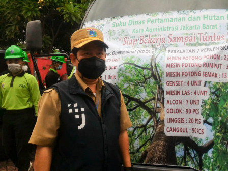 22 Mesin Potong Pohon Disiagakan Tangani Pohon Tumbang di Jakbar