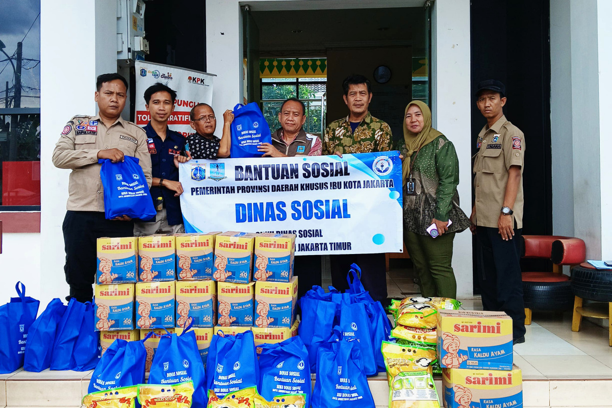 Sudin Sosial dan PMI Jaktim memberikan bantuan warga yang atap rumahnya tertiup angin kencang