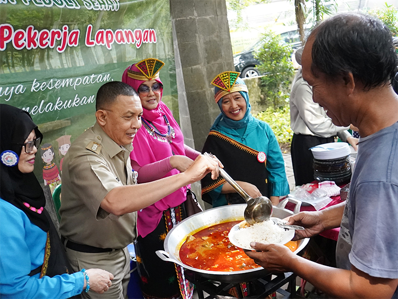  Camat Pasar Minggu Ikut Bagikan Sarapan Gratis Dari KBPS