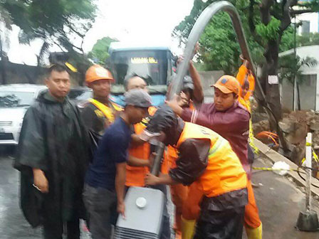 Tiang PJU Nyaris Roboh di Jl TB Simatupang Dievakuasi