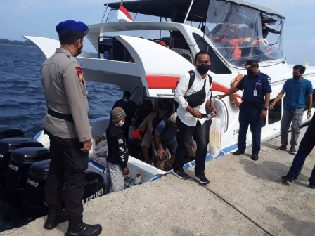 Petugas Lakukan Pengawasan Terhadap Penumpang Kapal di Dermaga Pulau Pramuka 