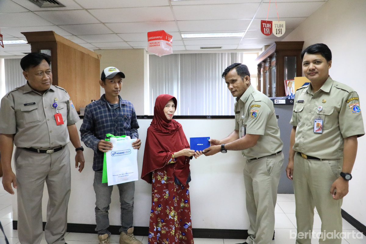 Jajaran Sudinsos Jaksel memberikan Alat Bantu Dengar kepada salah satu penerima manfaat