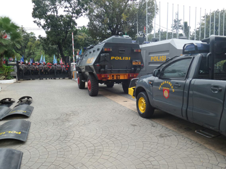 674 Polisi Kawal Demo Di Balaikota DKI Jakarta