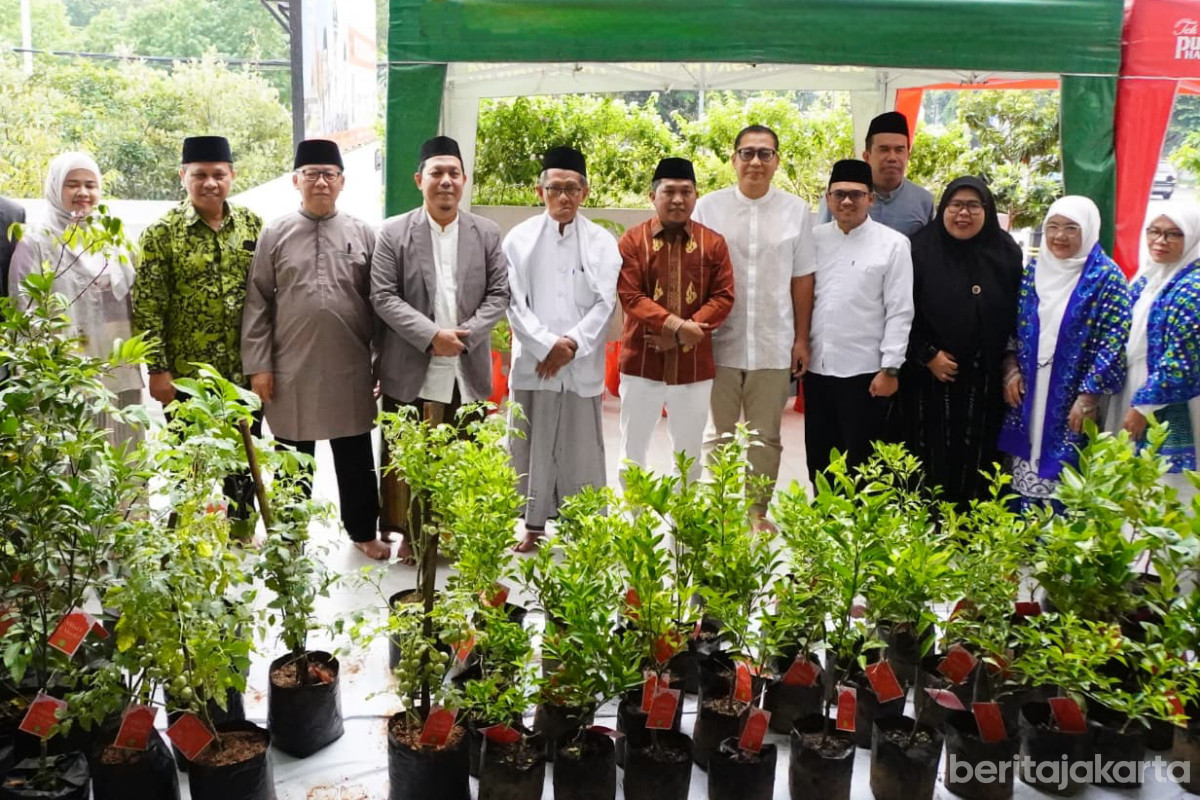 Program Sedekah Dua Juta Pohon yang dilakukan oleh Masjid Ar-Raudhah