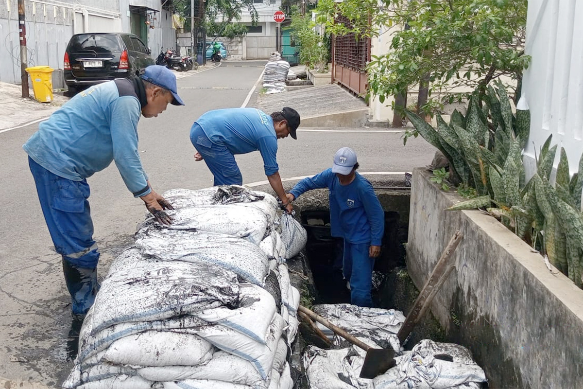 Proses pengurasan saluran air di Jalan Halmahera, Cideng, Jakarta Pusat