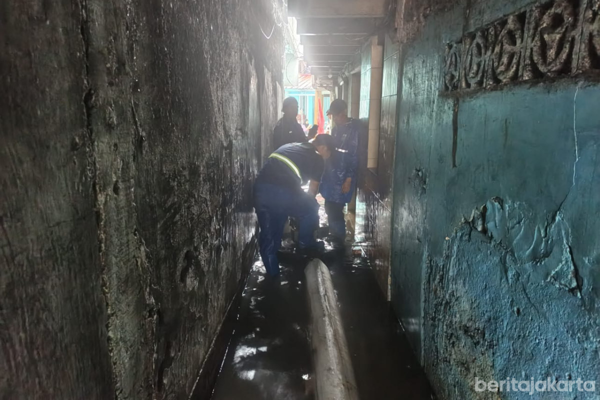 Pasukan Biru dan Pompa Apung Dikerahkan Atasi Genangan di Tanah Abang 