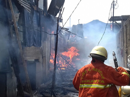        Hunian Rumah Kontrakan Terbakar di Kamal.