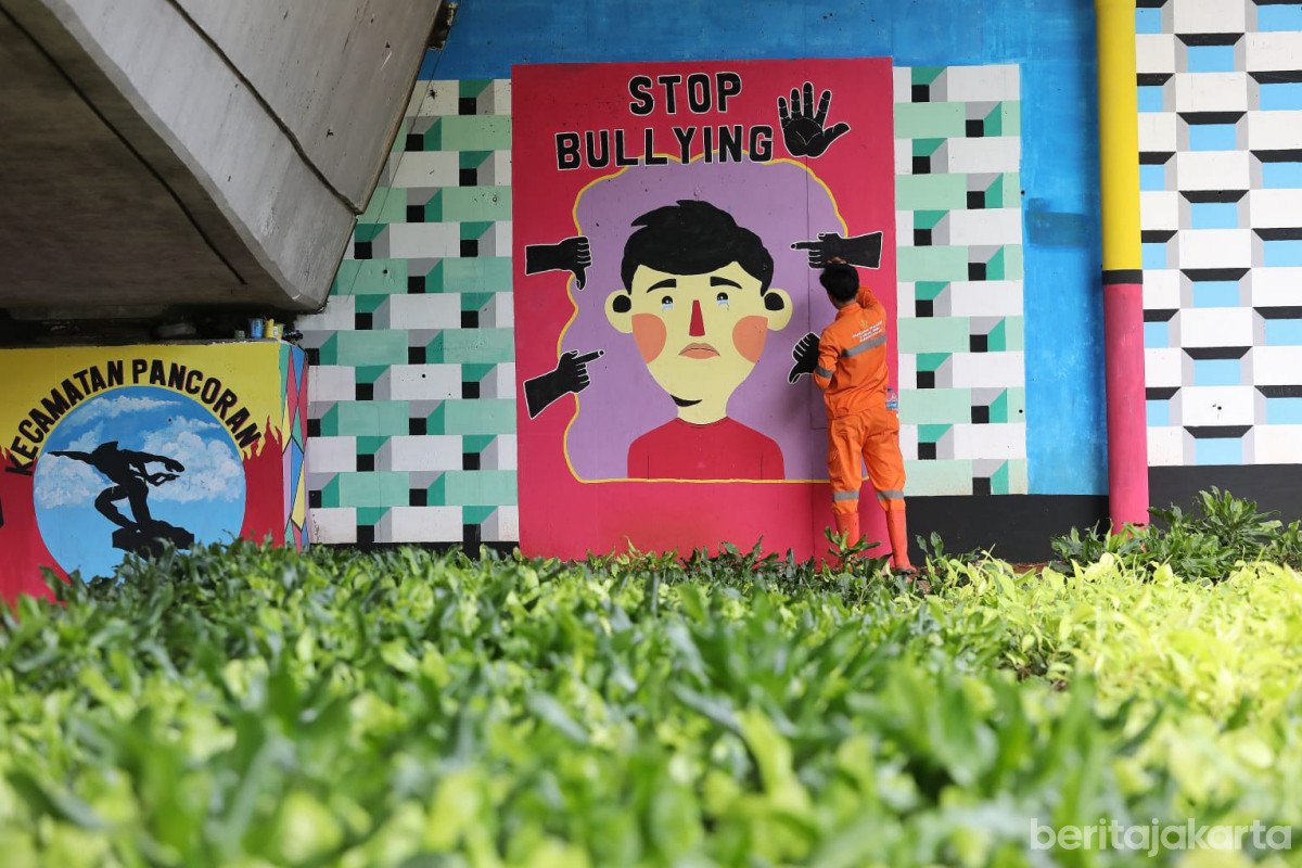 PPSU melakukan penyelesaian mural di Kolong Flyover Jalan Raya Kalibata